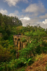 Nine Arches Bridge im zentralen Hochland von Sri Lanka mit dramatischem Himmel und grünen Bergen