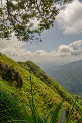 Zentrales Hochland von Sri Lanka mit dramatischem Himmel und grünen Bergen