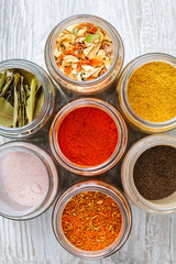 Mieszanki przypraw. Kolorowe przyprawy  i suszone warzywa w słoikach.