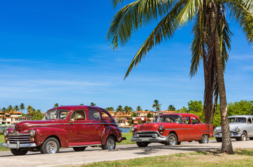 Amerikanische rot braune Oldtimer parken in Varadero Cuba unter blauen Himmel - Serie Kuba Reportage