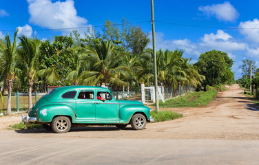 Amerikanischer grüner Oldtimer unterwegs nach Santa Clara in Cuba - Serie Kuba Reportage