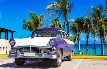 Blau weisser amerikanischer Oldtimer parkt am Strand in Varadero in Cuba - Serie Kuba Reportage - 263004473