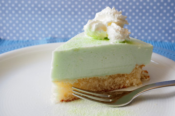 Waldmeister-Sahnetorte auf Teller