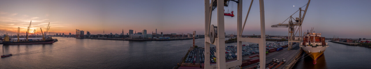 Panorama von Hamburg bei schönen Sonnenuntergang mit Elbphilharmonie und Containerschiff