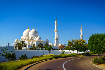 Fototapeta na wymiar Imposing Sheikh Zayed Grand Mosque in Abu Dhabi 12