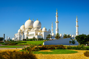 Fototapeta na wymiar Imposing Sheikh Zayed Grand Mosque in Abu Dhabi 1