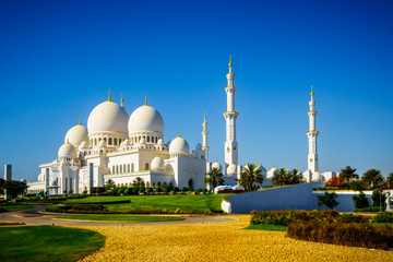 Fototapeta na wymiar Imposing Sheikh Zayed Grand Mosque in Abu Dhabi 5
