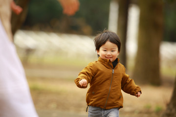 母親に駆け寄る男の子