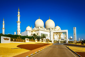 Fototapeta na wymiar Imposing Sheikh Zayed Grand Mosque in Abu Dhabi 19