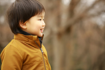 遊ぶ男の子