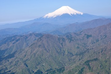 Fototapeta premium 春の山地に富士山