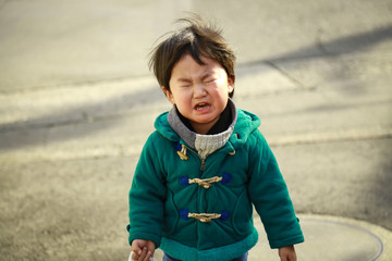 泣く男の子