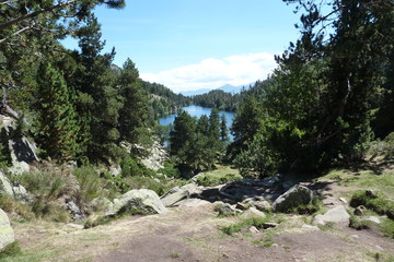 Fototapeta na wymiar lac montagne
