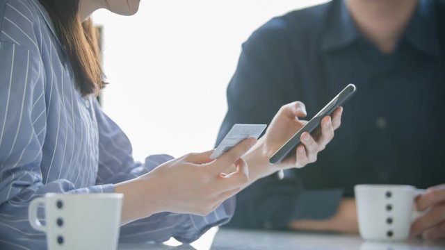 4K・ネットショッピング・若い女性