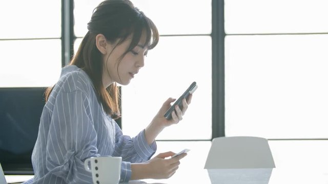 4K・ネットショッピング・若い女性