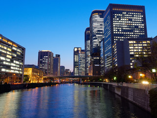 Fototapeta na wymiar 淀屋橋から見る夕暮れの中之島 高層ビル群