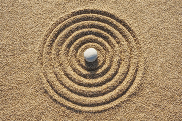 Fototapeta na wymiar Esoterik Zen Kreise in Sand und großer Kiesel - Esoteric Zen circles in sand and large pebble