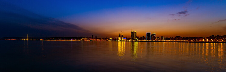 Fototapeta premium Colorful sunset in Baku Bay