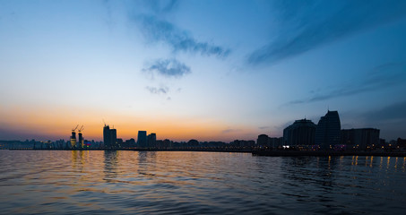 Naklejka premium Colorful sunset in Baku Bay