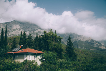 Obraz premium Mountain landscape. White clouds lie on the mountain.