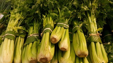 The food is bundled or wrapped in fresh banana leaves. An excellent solution to replace plastic bags and contribute to environmental protection