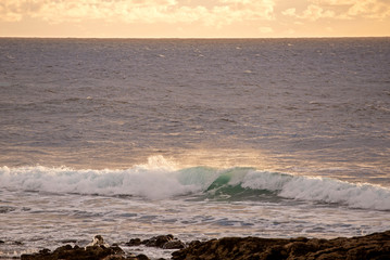 Grossa onda oceanica nell'oceano atlantico presso l'isola di Lanzarote, al tramonto