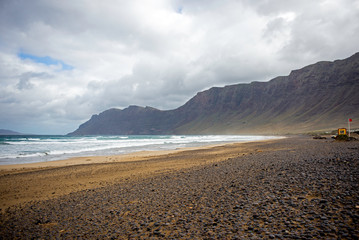 Una giornata di tempesta sulla spiagga di Famara, meta dei surfisti per le sue belle onde, sull'isola di Lanzarote