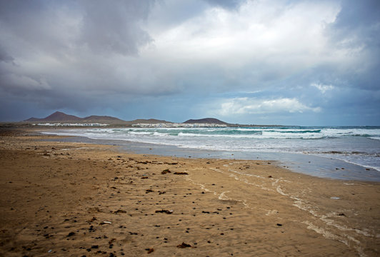 Una giornata di tempesta sulla spiagga di Famara, meta dei surfisti per le sue belle onde, sull'isola di Lanzarote