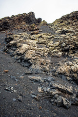 Colata di lava ll'interno del cratere del vulcano inattivo Monte Cuervo, Lanzarote, Isole Canarie