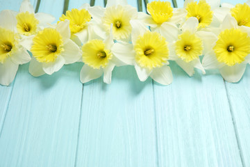 Obraz premium Composition with daffodils and space for text on wooden background. Fresh spring flowers
