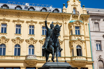 Obraz premium Statue of Count Ban Jelacic erected on1866 and the beautiful facades of the buildings on the main city square in Zagreb