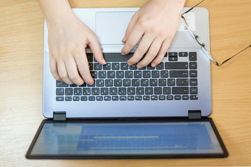 Fototapeta na wymiar hands on the keyboard desktop
