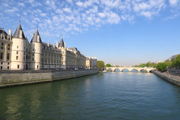 Fototapeta na wymiar Palais de Justice au bord de la Seine Paris
