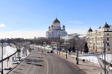 Fototapeta na wymiar Prechistenskaya Embankment and the Cathedral of Christ the Savior in March