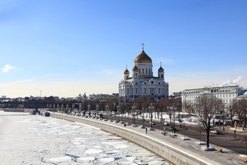 Fototapeta na wymiar Breaking ice on the Moscow River and the Cathedral of Christ the Savior in March