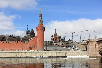 Naklejka premium View of the Moscow Kremlin, Vasilyevsky Spusk and St. Basil's Cathedral from the Sofia Embankment