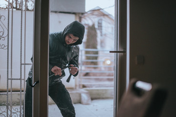 Burglary man breakeing in the apartment