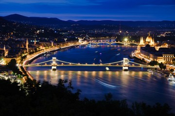 Fototapeta na wymiar Night view of the Danube River