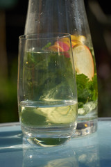 Wasser mit Apfel und Zitronnenmelisse