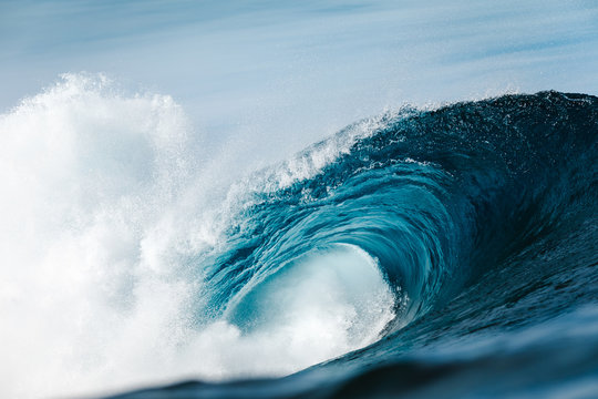 Heavy wave breaking in ocean