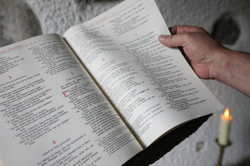 Fototapeta na wymiar Pélerin lisant la Bible. / Pilgrim reading the Bible.