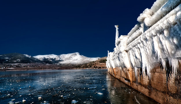 Embalse de Navacerrada congelado