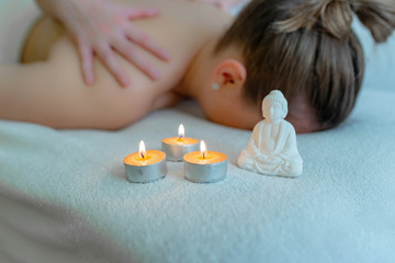 Physiotherapeutin macht eine Massage