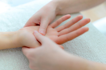 Physiotherapeutin macht Handtherapie, Training an der Hand