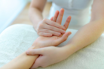 Fototapeta na wymiar Physiotherapeutin macht Handtherapie, Training an der Hand