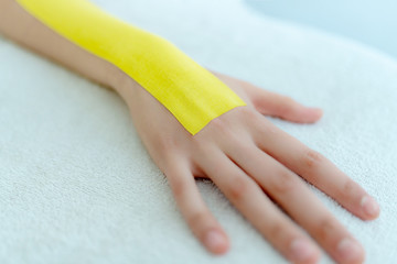 Physiotherapeutin klebt ein Tape, Faszien Dehnung