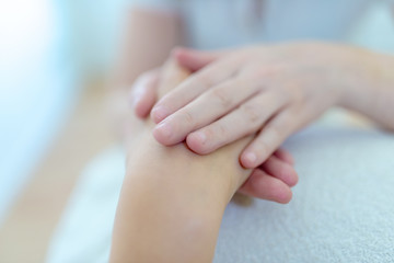 Obraz na płótnie Canvas Physiotherapeutin macht Handtherapie, Training an der Hand