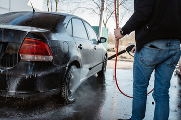 Car wash wipes the car body with a rag with a special tool