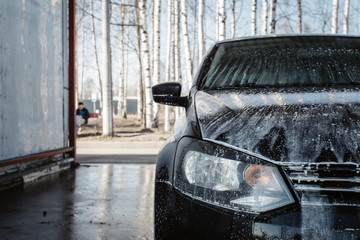 Car wash wipes the car body with a rag with a special tool