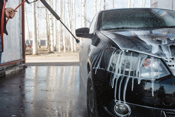 Car wash wipes the car body with a rag with a special tool